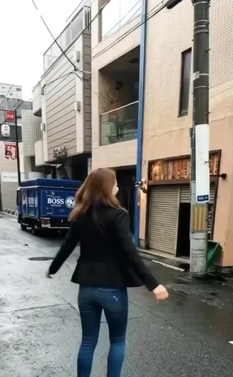 昼間の稲荷小路♡/つばさ【パイパン美魔女】