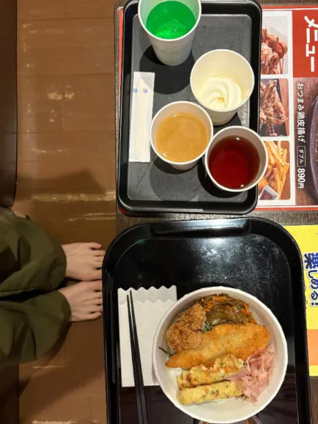 見事に腹パン(:3冫ノ)ノ/しおり