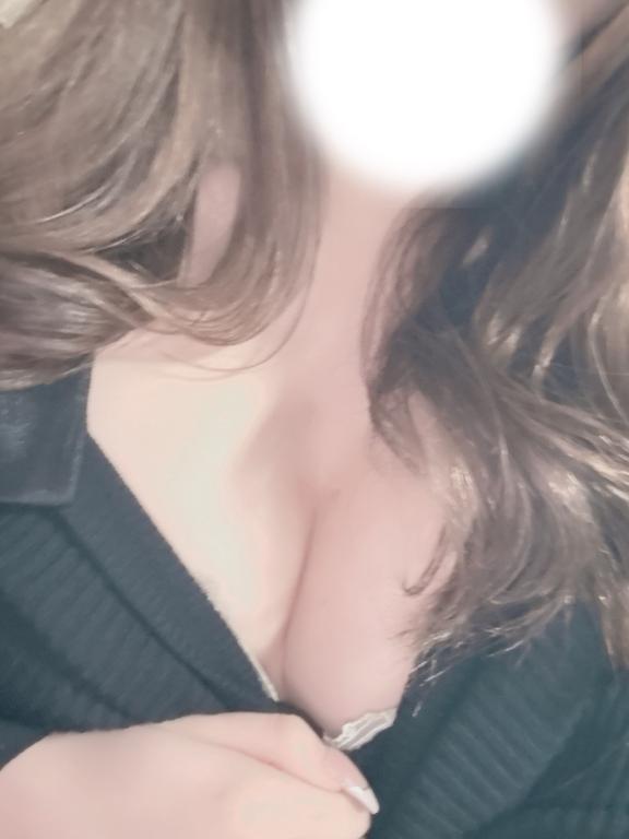 隙間から👀🩵/シオリ