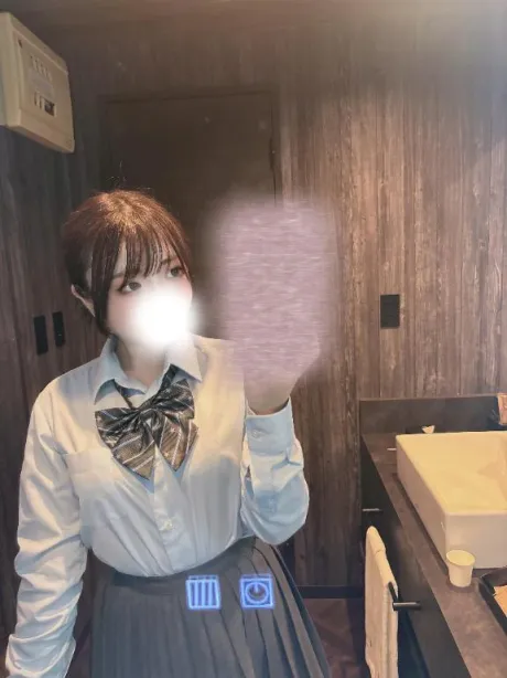 制服を脱がせ、、、てもいいよ♡