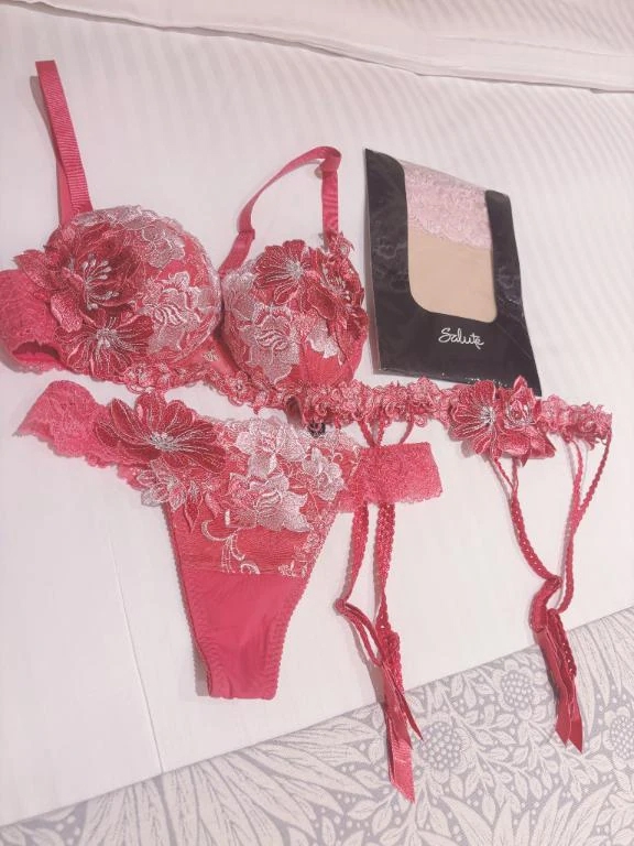 持っている中で1番エッチな下着⾒たい︕