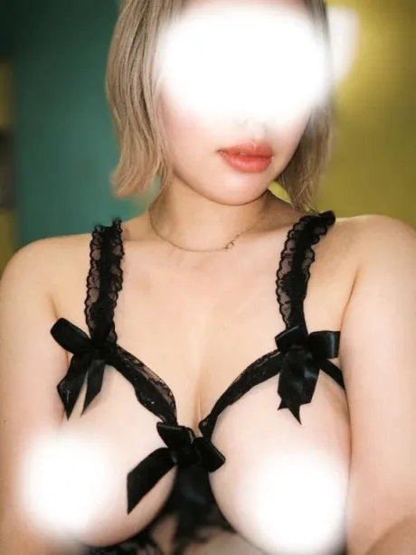 はる★魅惑のプルルン唇！隣の人妻お口で愛して