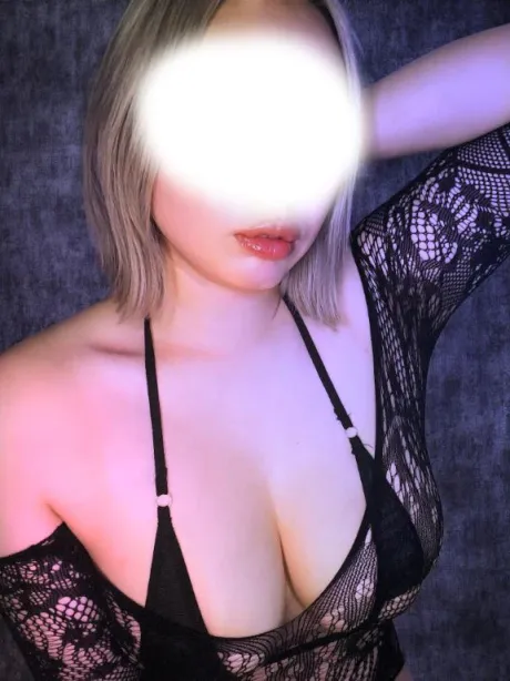 はる★魅惑のプルルン唇！隣の人妻お口で愛して
