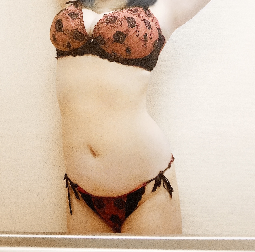 舐められたいなら、 10 時に這って来て？ 😈