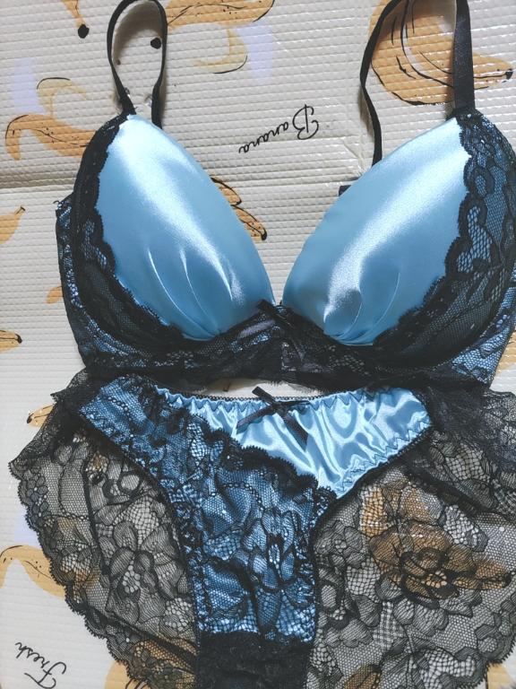 サテンのランジェリー