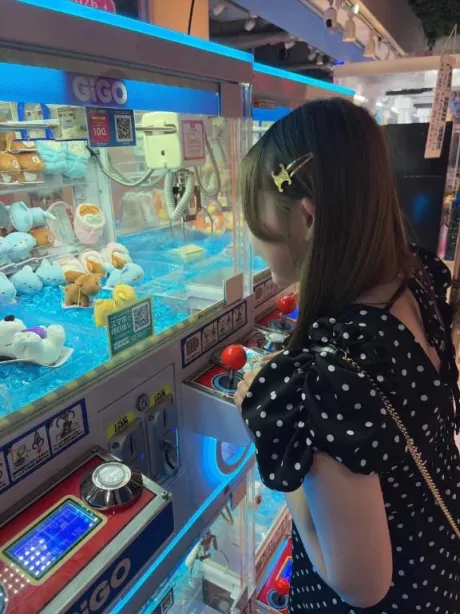 ひなこ☆圧倒的美少女！隣の人妻お口で愛して