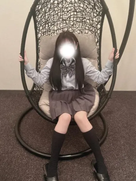 ブランコにはしゃぐ無邪気な彼女
