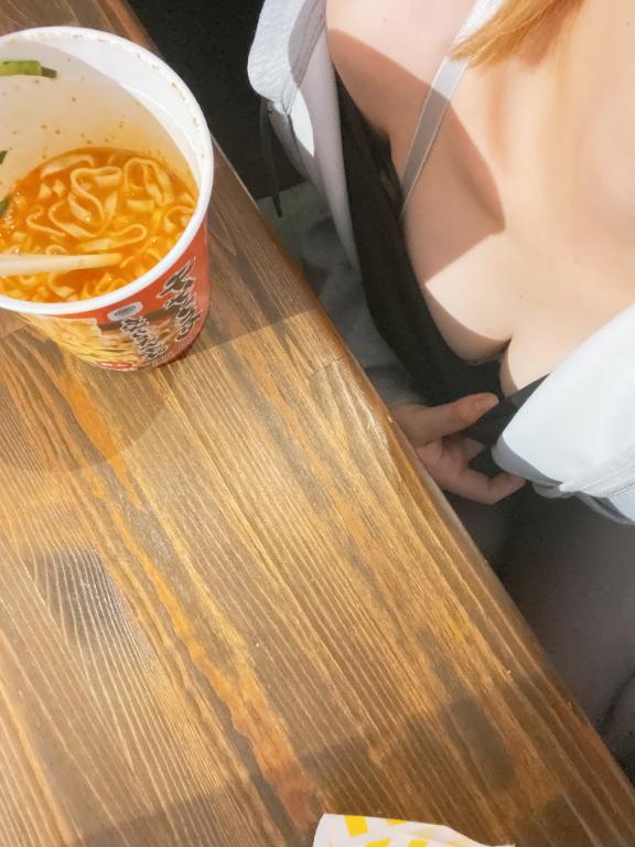 ご飯中,:('ω'))ムシャムシャ