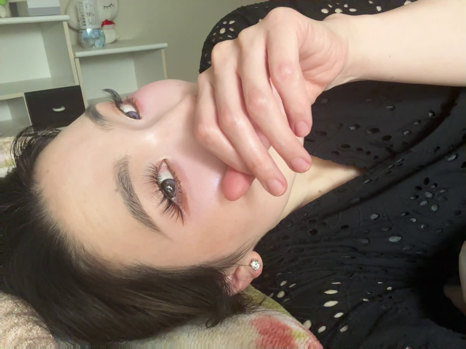 あくび出て目がうるうるしている