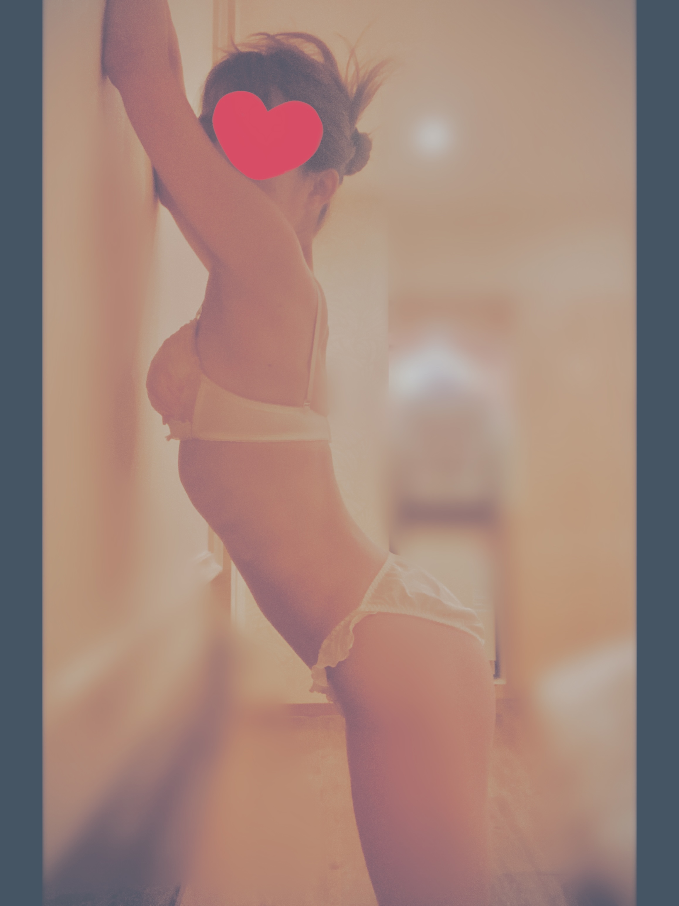 下着姿で...。『おやすみなさい』の1本